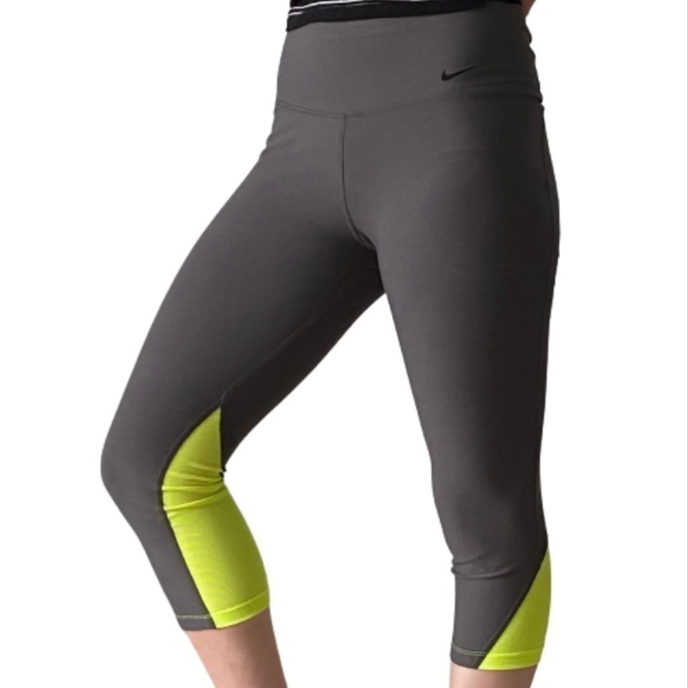Nike Legend 2.0 Dri-Fit Capri Leggings​​​​​​​​​​​​​​​​​​​​​​​​​​​​​​